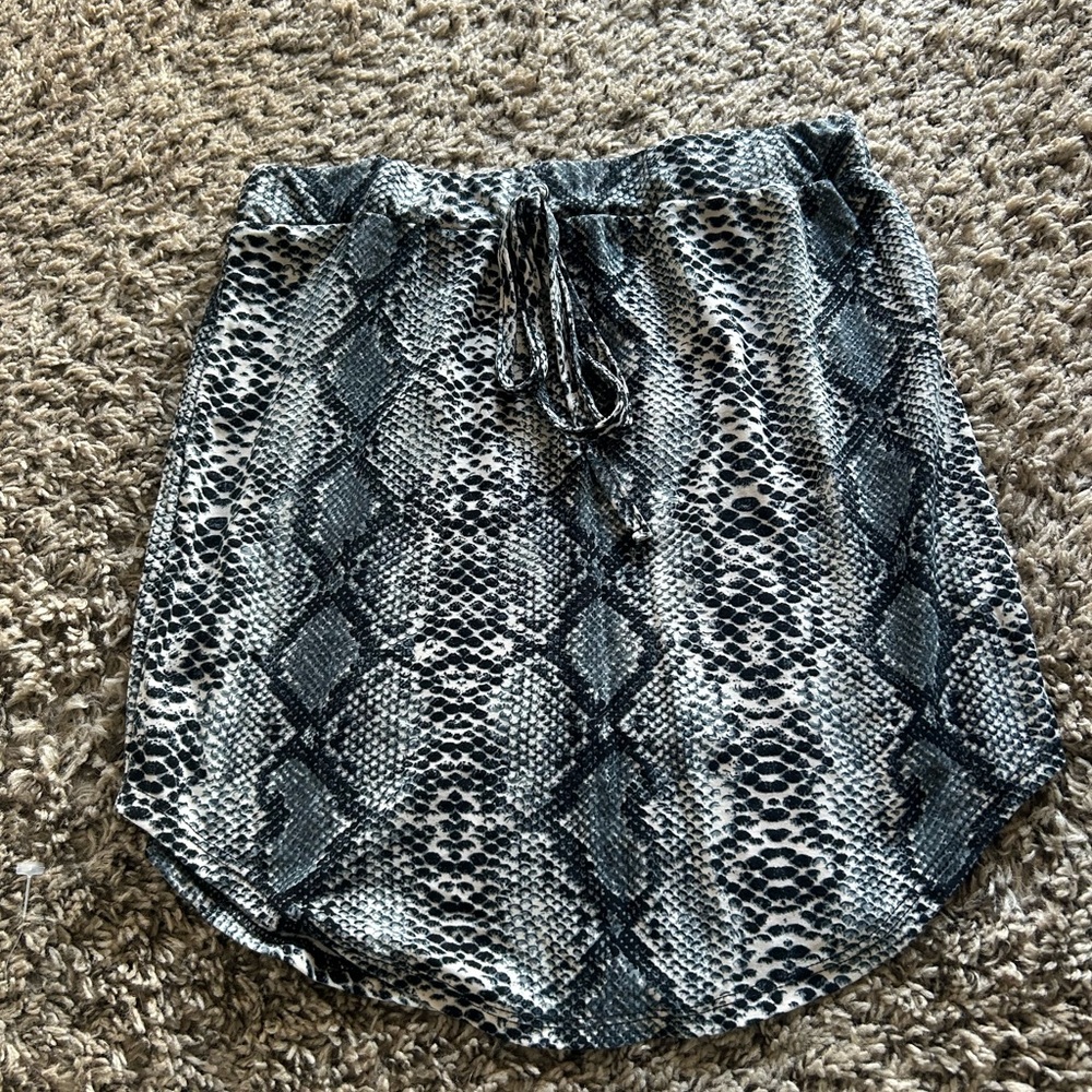SHEIN Black and White Snakeskin Skirt